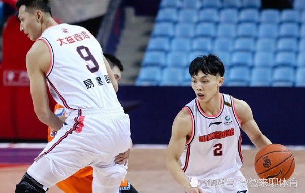 梁咏琪、萧亚轩、张慧雯等女星也现身巴黎时装周其他秀场。